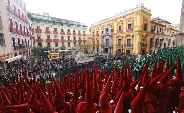 Momento del tradicional acto que realizó la cofradía el pasado Lunes Santo en la plaza del Obispo. 